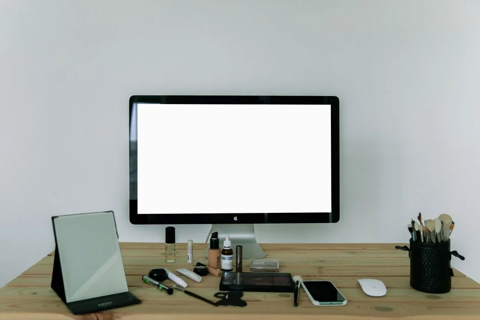 Un bureau lumineux mettant en scène un livre de design, un ordinateur portable et des outils créatifs, parfait pour nourrir l’inspiration.